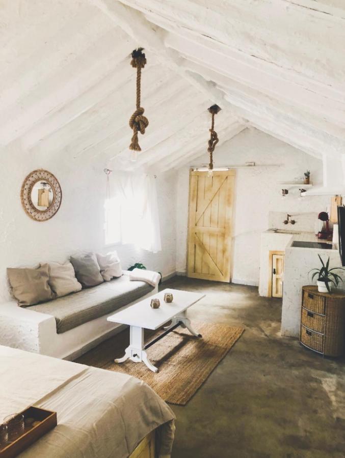 Arya'S Nest Apartment Михас Екстериор снимка