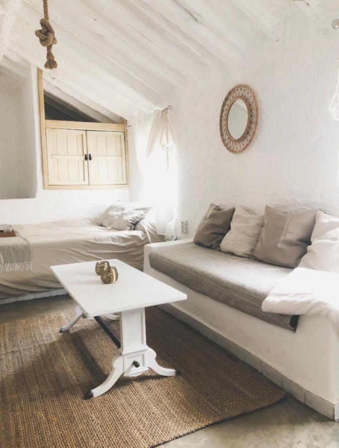 Arya'S Nest Apartment Михас Екстериор снимка