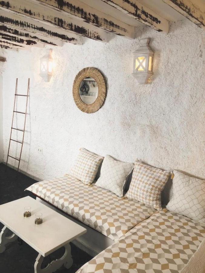 Arya'S Nest Apartment Михас Екстериор снимка