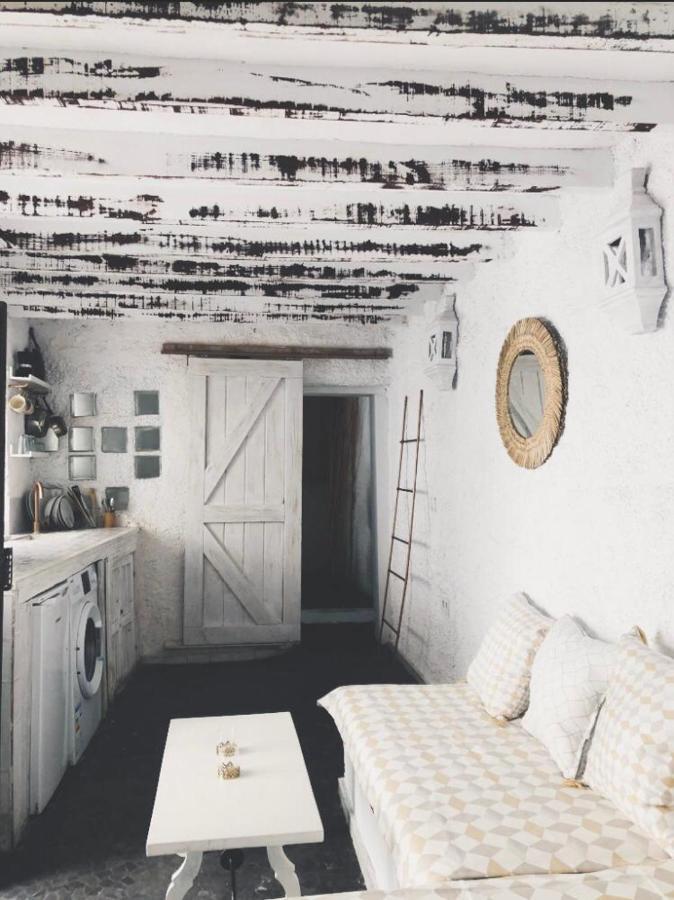 Arya'S Nest Apartment Михас Екстериор снимка