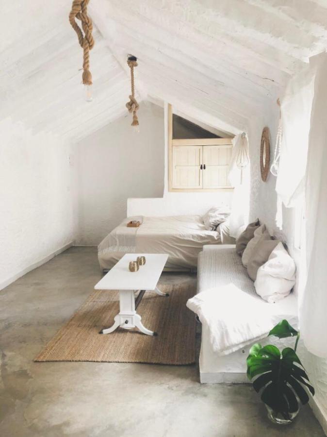 Arya'S Nest Apartment Михас Екстериор снимка