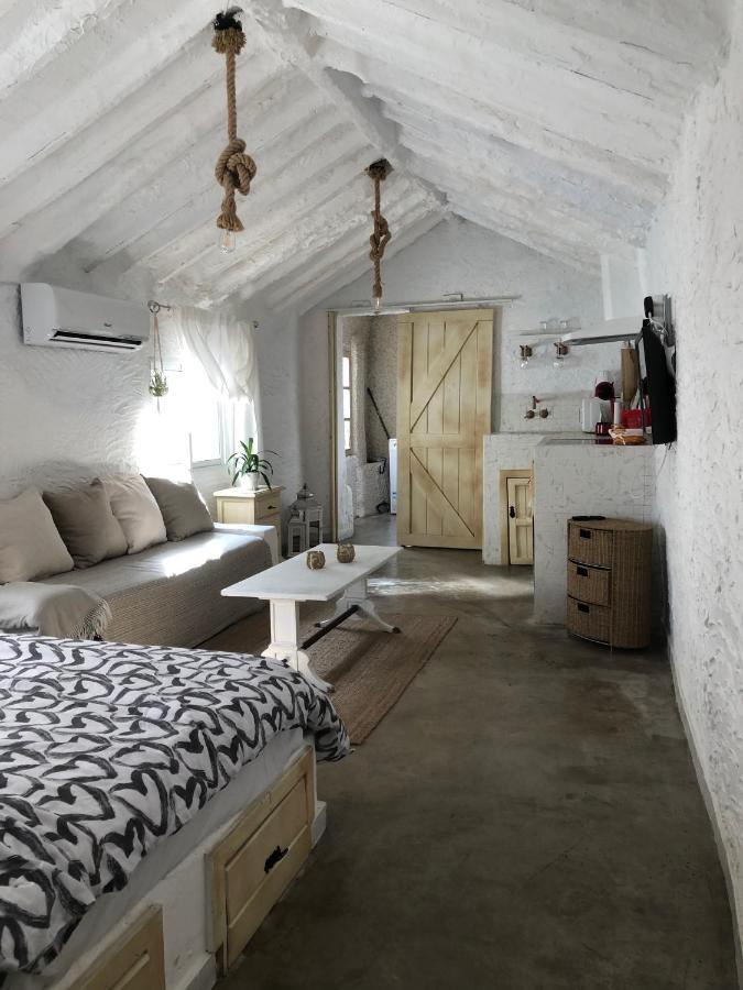 Arya'S Nest Apartment Михас Екстериор снимка