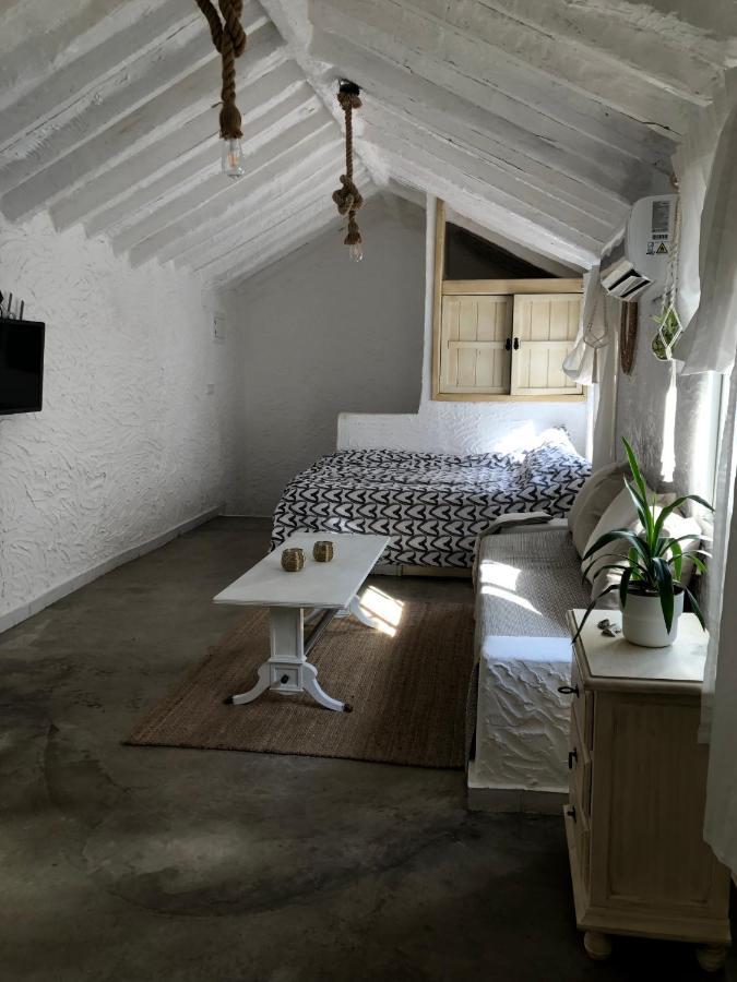 Arya'S Nest Apartment Михас Екстериор снимка