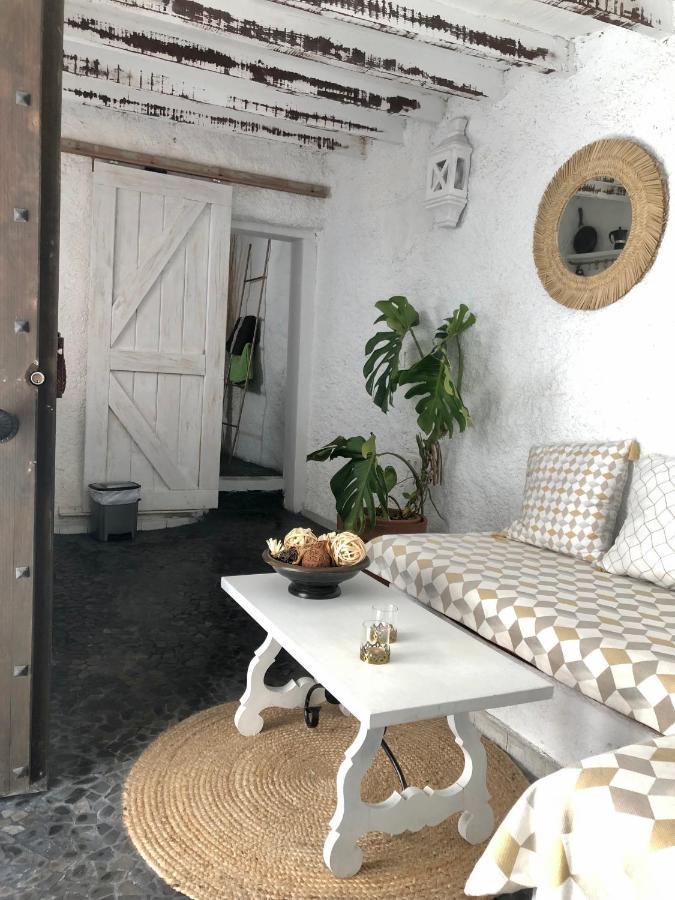 Arya'S Nest Apartment Михас Екстериор снимка
