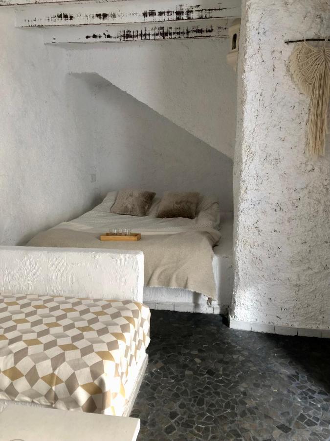Arya'S Nest Apartment Михас Екстериор снимка