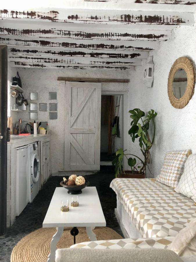 Arya'S Nest Apartment Михас Екстериор снимка