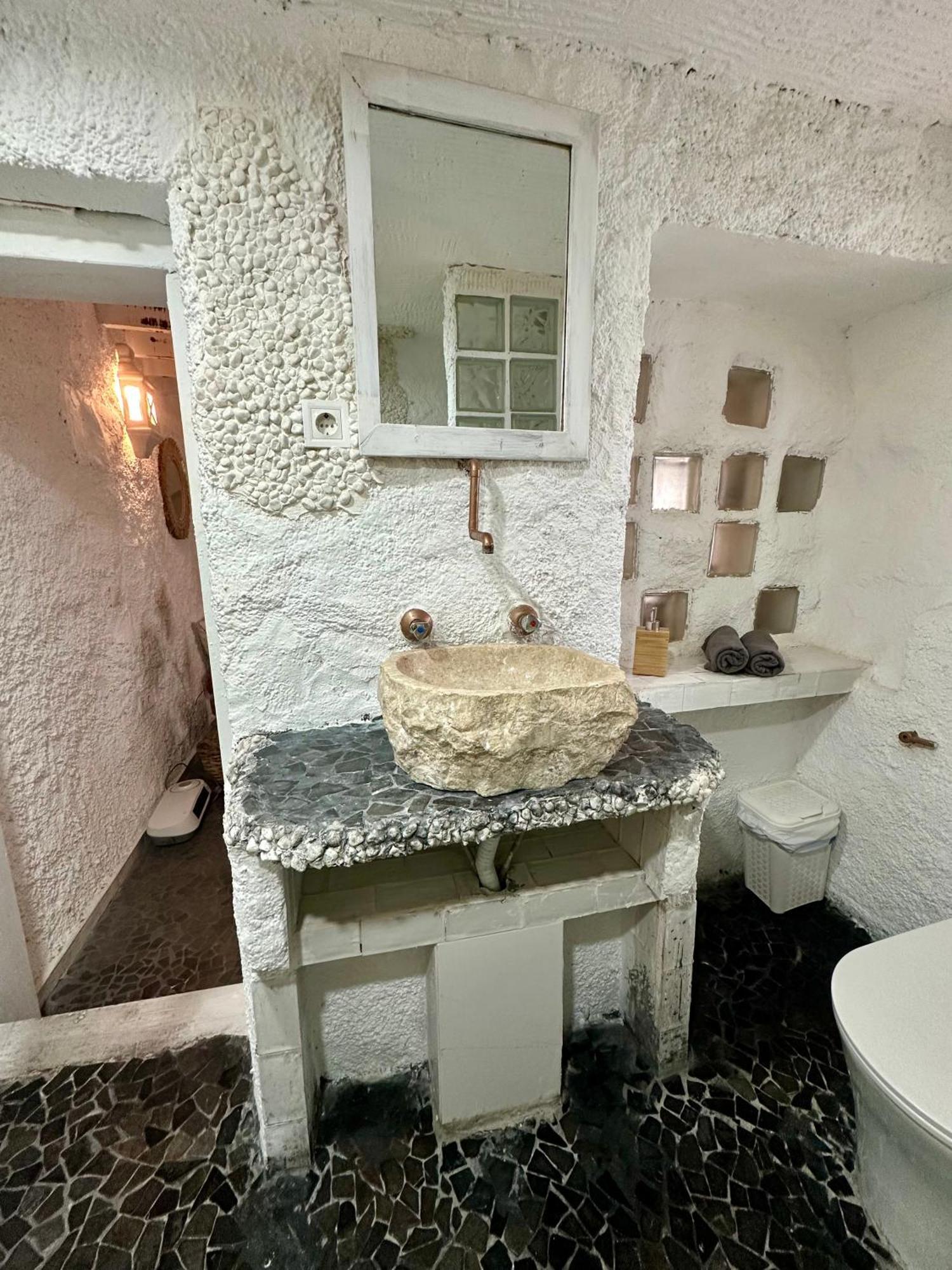 Arya'S Nest Apartment Михас Екстериор снимка